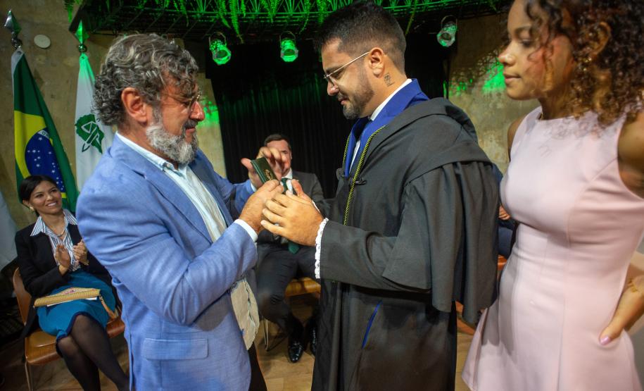 Segundo Subdefensor Público Geral do Maranhão Paulo Costa entrega carteira funcional a defensor empossado no Paraná.