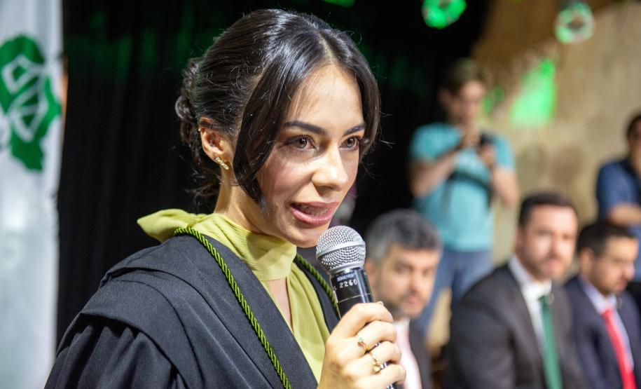 Defensora empossada faz discurso de agradecimento durante a posse.