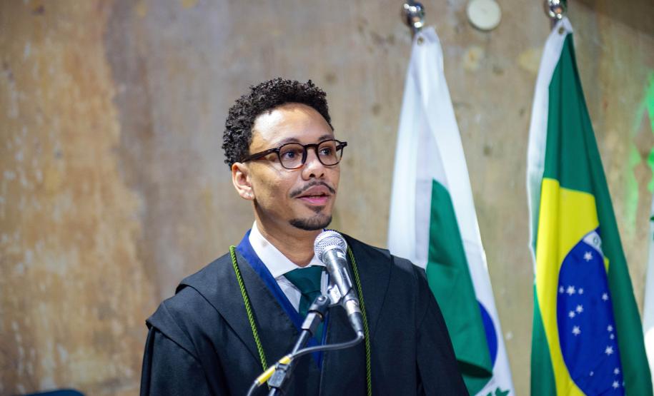 Defensor empossado faz discurso de agradecimento durante cerimônia.