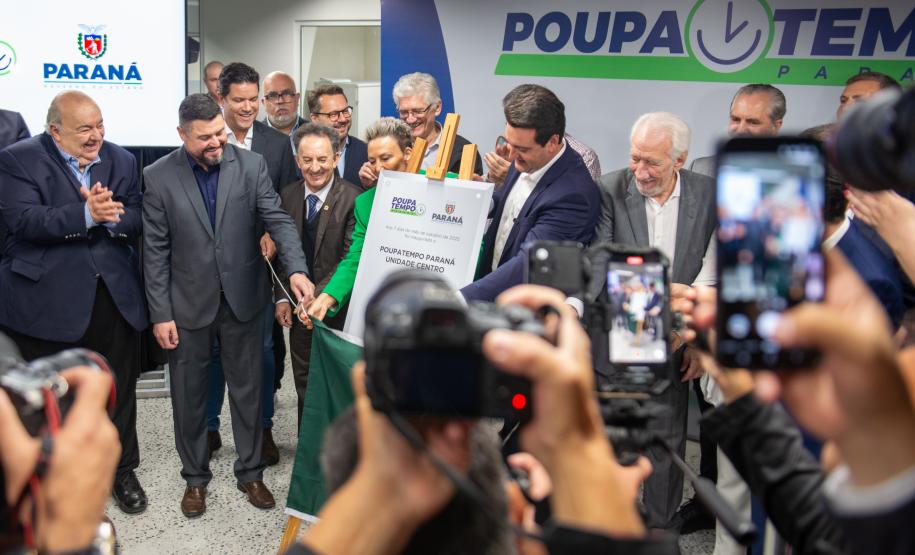 Governador Ratinho Júnior decerra a placa de inauguração da Unidade do Poupa Tempo inaugurada hoje.