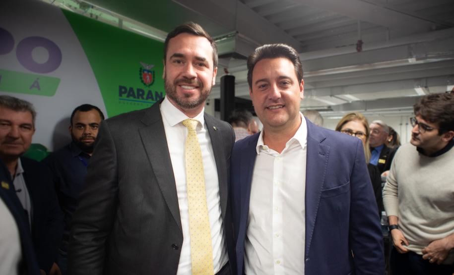 Doutor Mateus Munhoz posa ao lado do Governador Ratinho Júnior. Serviços da Defensoria poderão ser acessados nas unidades do Poupa Tempo.