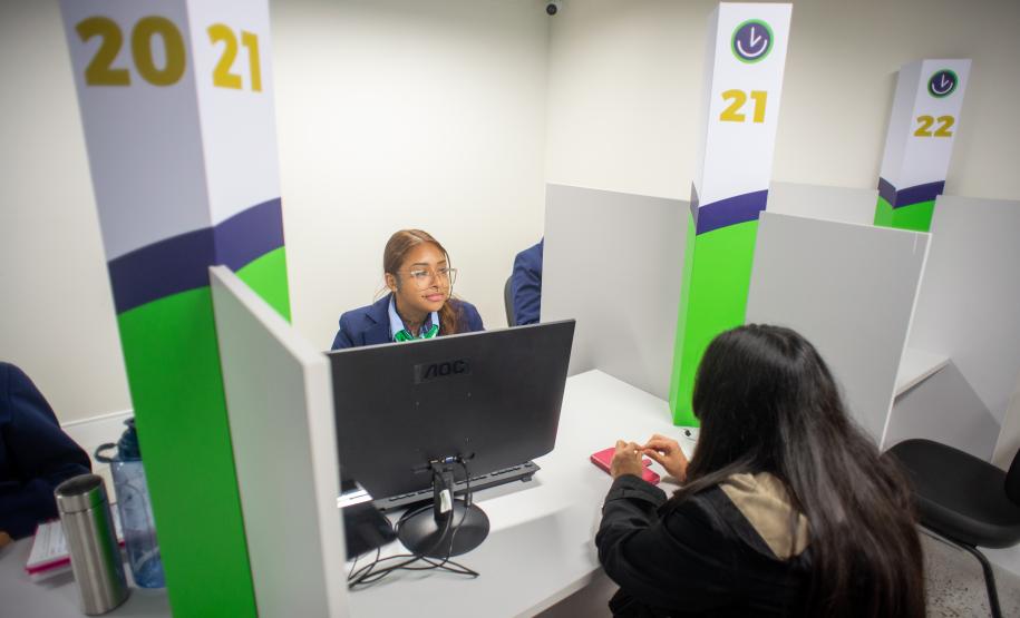 Cidadã realiza atendimento em unidade do Poupa Tempo inaugurada pelo Governo do Paraná.