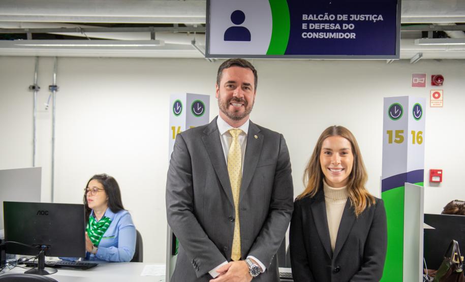 O Defensor Público Geral Matheus Munhoz posa em frente ao espaço onde a Defensoria realizará os atedimentos no Poupa Tempo.