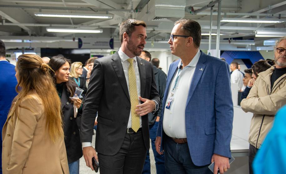 Defensor Público Geral conversa com autoridades ao fim da cerimônia.