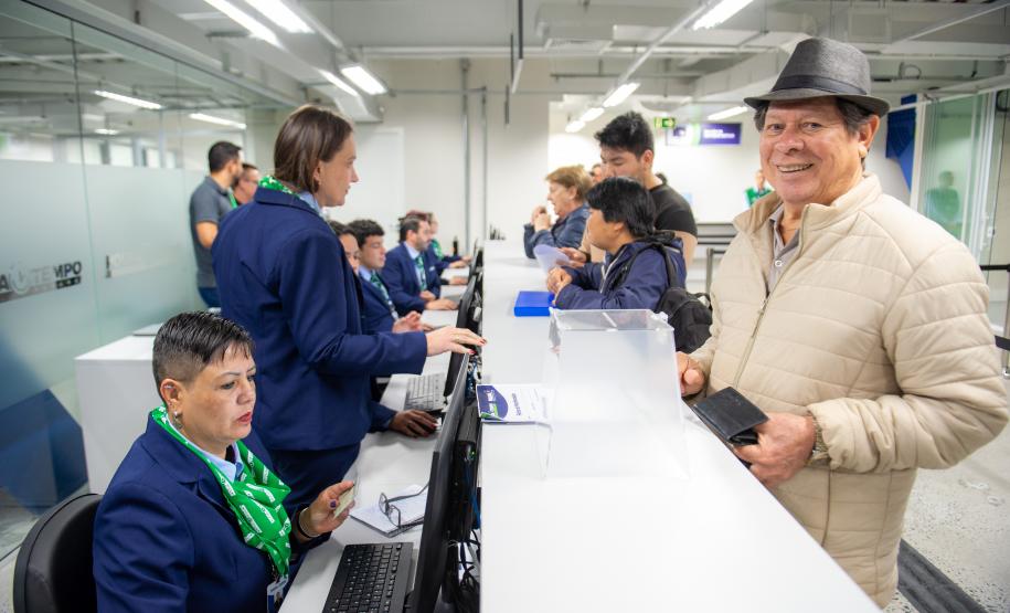 Senhor idoso de chapéu é atendido no posto do Poupa Tempo do Governo do Estado.