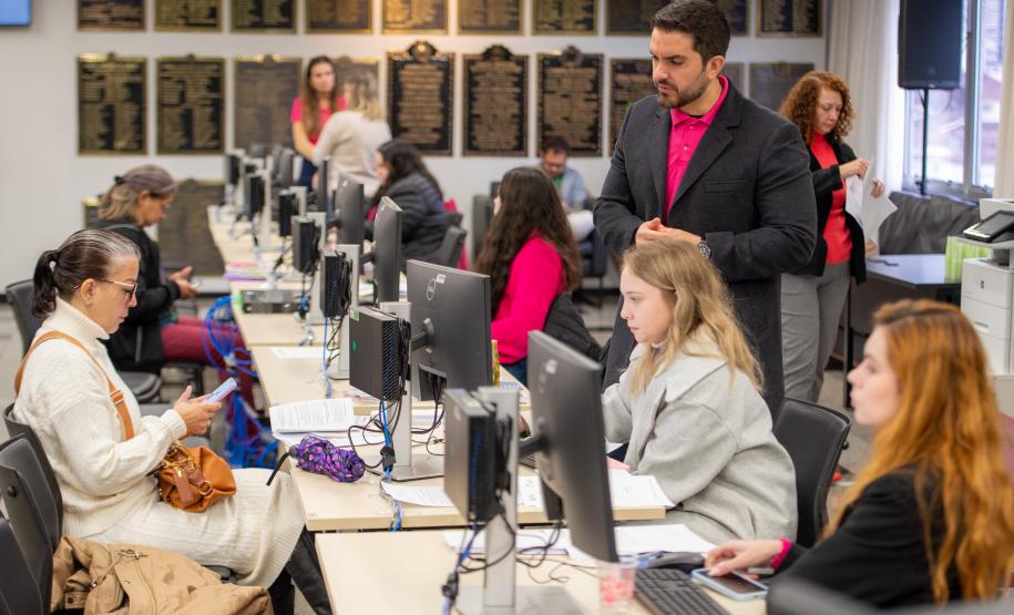Equipes da Defensoria realizam atendimentos. Imagem mostra que muitas pessoas buscaram o serviço.