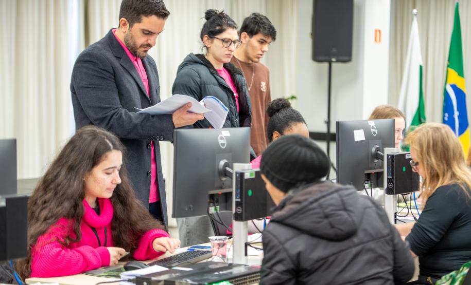 Equipe da Defensoria realiza atendimentos no Mutirão da Câmara Municipal de Curitiba.