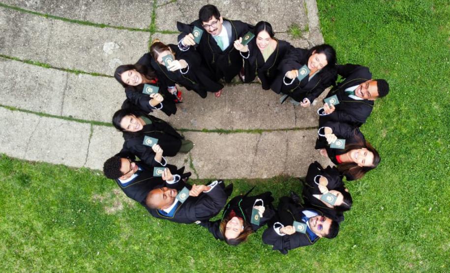 Imagem de drone mostra os defensores empossados hoje se abraçando com suas becas e carteiras funcionais.