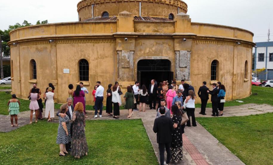 Convidados chegam para a cerimônia de posse dos novos Defensores Públicos no Teatro Paiol.