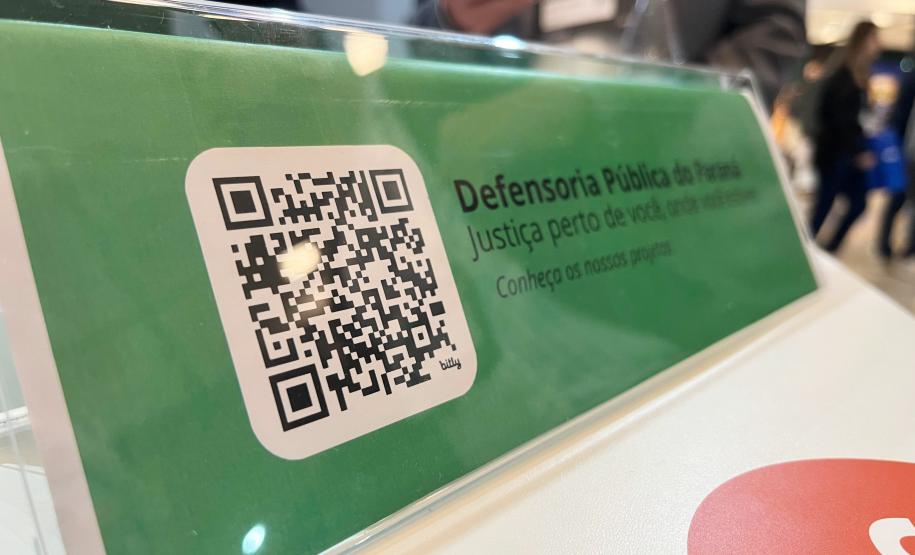 Imagem mostra QR Code em close que leva aos serviços da Defensoria Pública do Paraná.