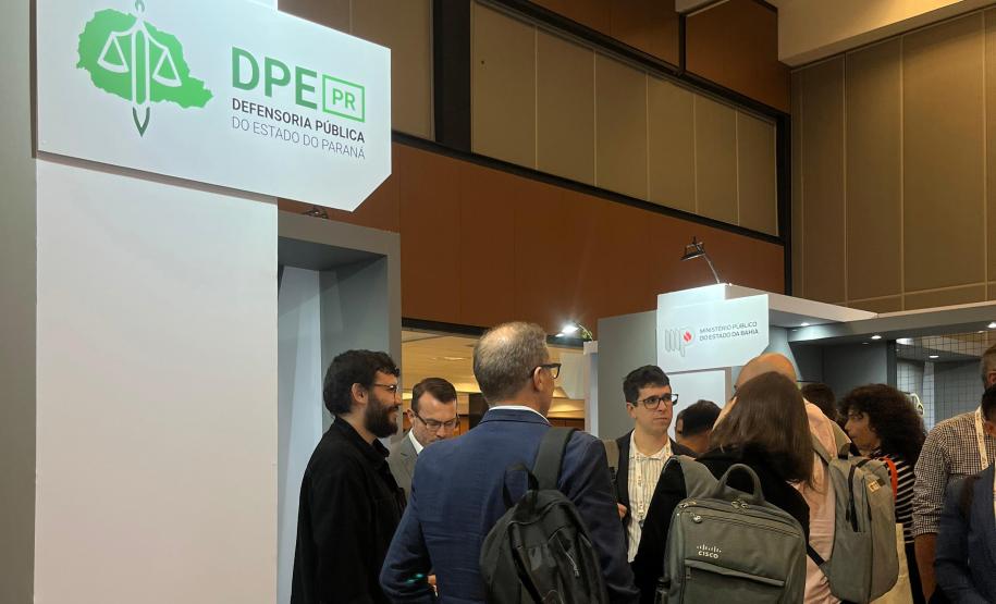 Imagem mostra o movimento de pessoas que procuraram o estande da DPE-PR no EXPOJUD 2025.