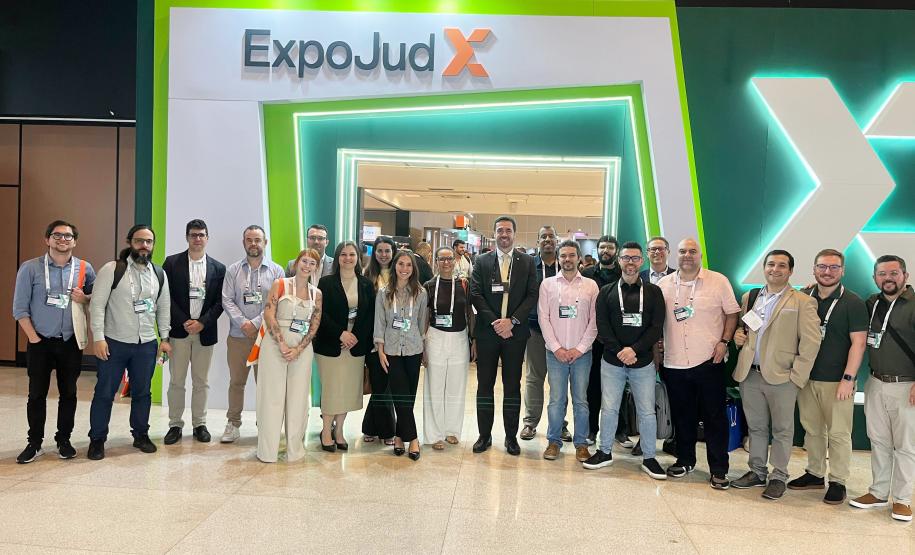 Defensores e Servidores da DPE-PR posam em frente à entrada do EXPOJUD 2025.