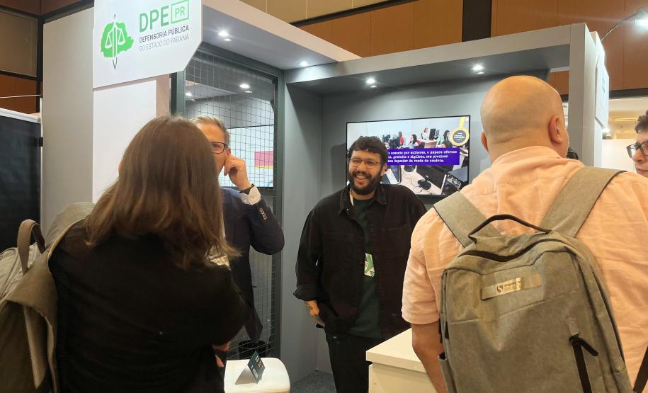 Imagem mostra o estande da DPE-PR no Expojud 2025.