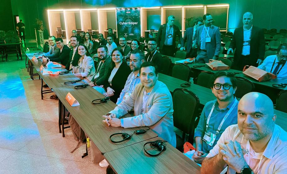 Equipe da DPE-PR assiste palestra durante o EXPOJUD 2025.