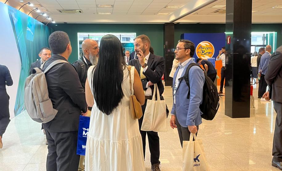 Participantes do Expojud 2025 conversam entre as palestras.