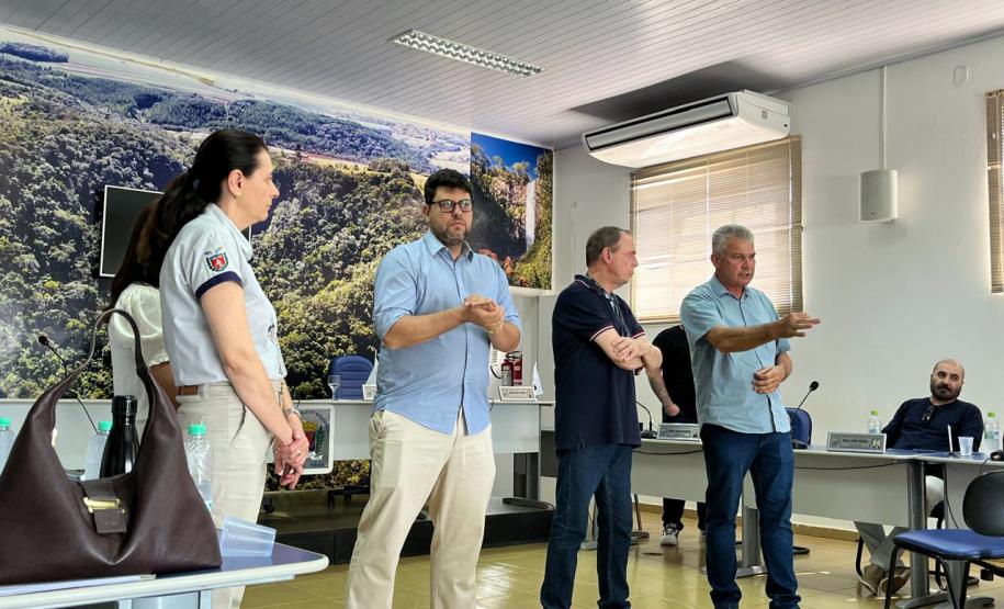 Autoridades debatel o acordo de aluguel social em Faxinal.