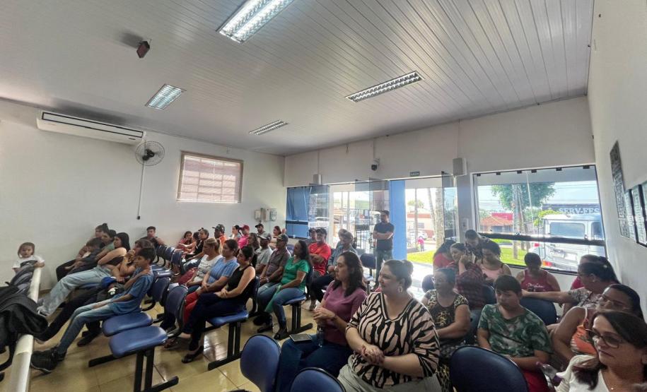 Foto da sala de reunião revela que o espaço está lotado de cidadãos e cidadãs.