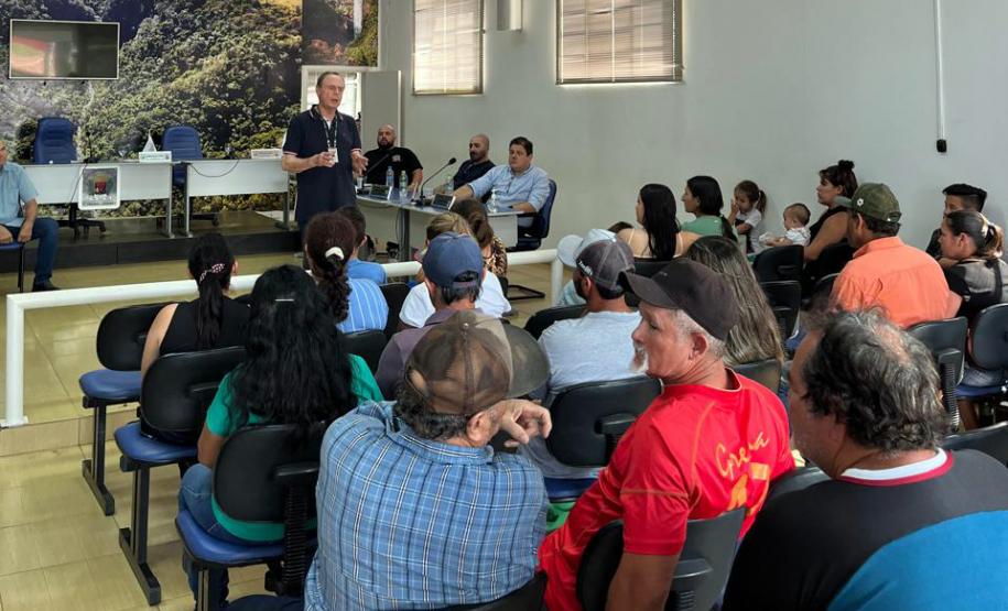 Autoridades discursam durante o encontro.