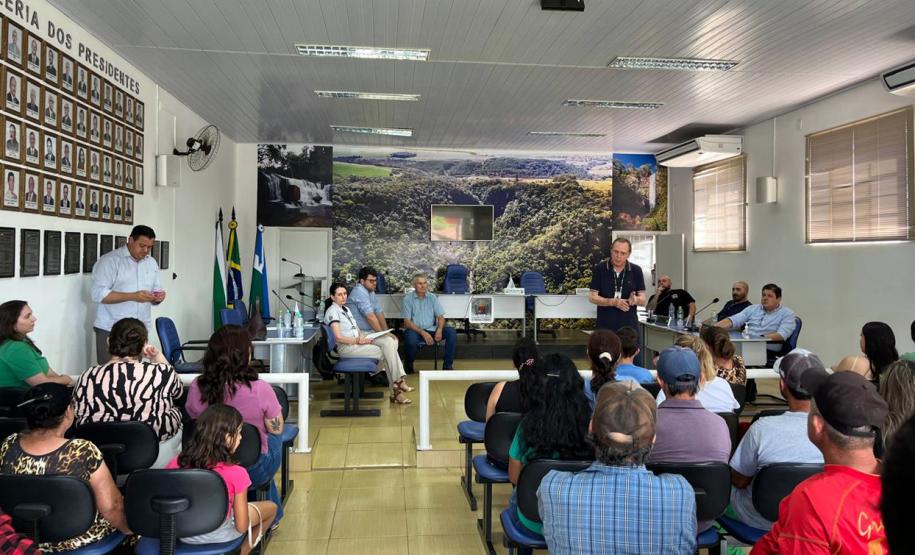 Imagem mostra o auditório lotado com pessoas acompanhando a reunão sobre o aluguel social.