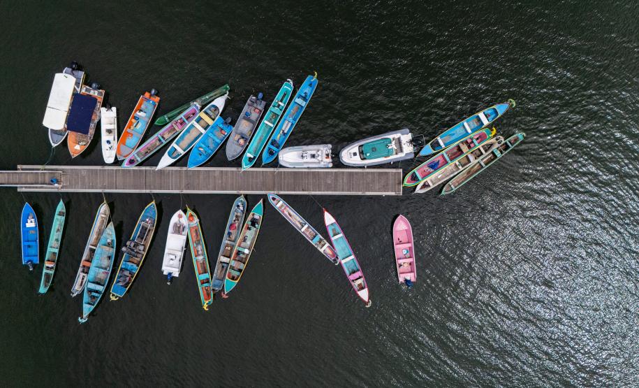 Imagem aérea mostra barcos vistos de cima no pier de Guaraqueçaba.