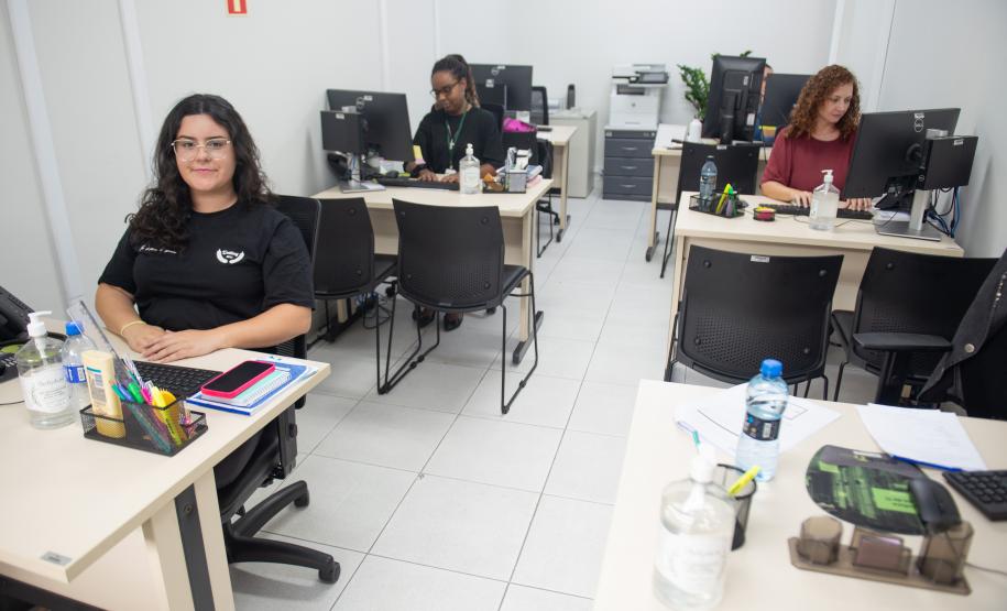 Imagem mostra Servidores da DPE-PR no Posto da Defensoria que fica na Câmara Municipal de Curitiba.