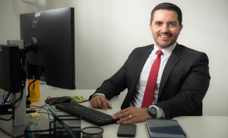 O defensor público Rafael de Matos Souto coordena o Posto de Atendimento da DPE-PR na Câmara Municial de Curitiba.