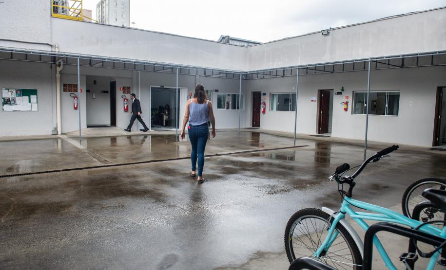 Imagem de uma pessoa chegando ao Posto da DPE-PR na Câmara Municipal de Curitiba.