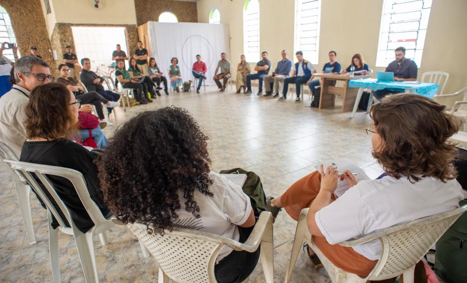 Reunião de autoridades e representantes da comunidade em Guaraqueçaba.