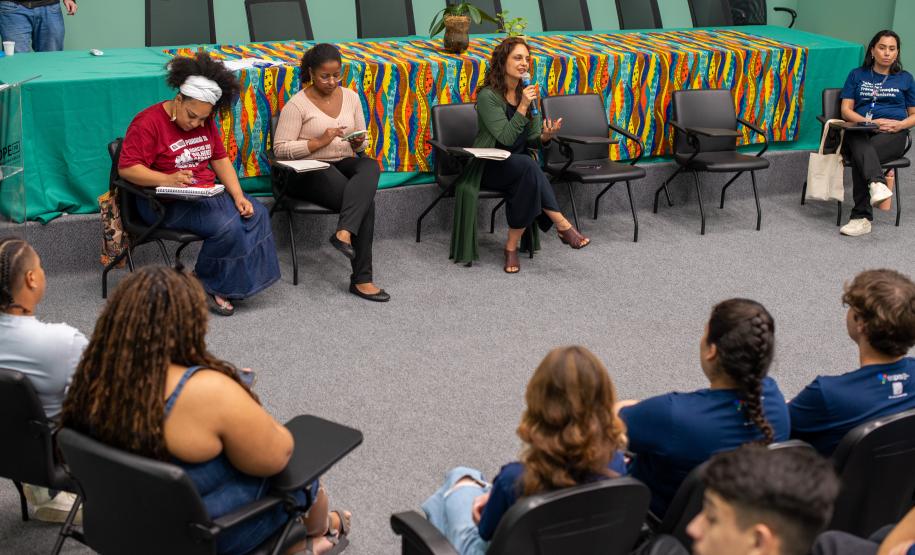 Imagem mostra público e alguns palestrantes do curso.
