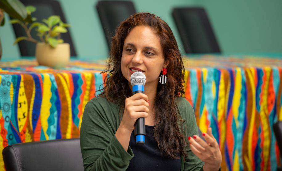 A Defensora Pública Camille Viera da Costa fala aos estudantes sobre o racismo estrutural.