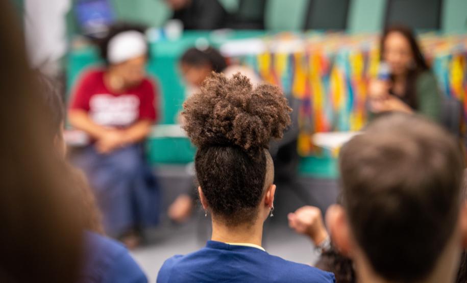Estudantes do ensino médio acompanham debates sobre raciscmo com equipe da Defensoria Pública do Paraná.