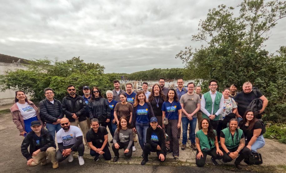 A equipe do Aproxima posa para foto na doca em Paranaguá, antes de ir para Guaraqueçaba.