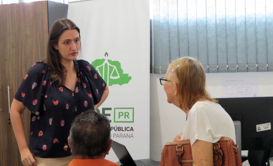 A defensora pública Mariana Montovani recebe uma senhora idosa no Mutirão do Concilia em Guaíra.