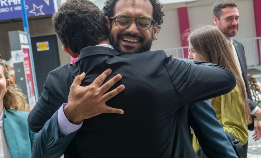 Convidados se abraçam comemorando a conquista.