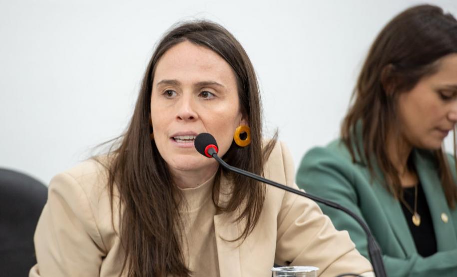 A segunda subdefensora geral Thaisa Oliveira discursa durante a inauguração.