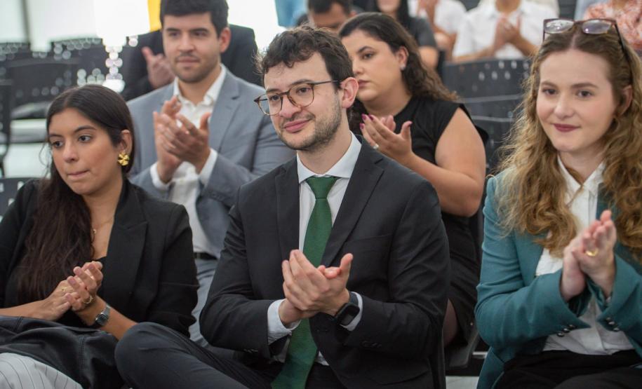 Público presente aplaude os discursos.