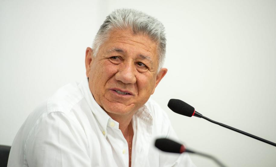 O prefeito de Matinhos discursa na inauguração.