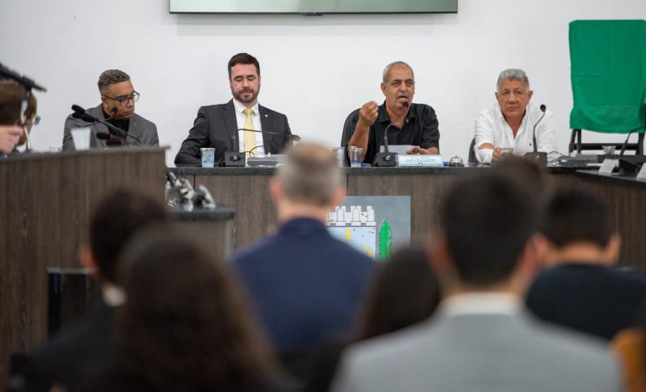 Em primeiro plano o público de costas e à frente autoridades presentes na inauguração.