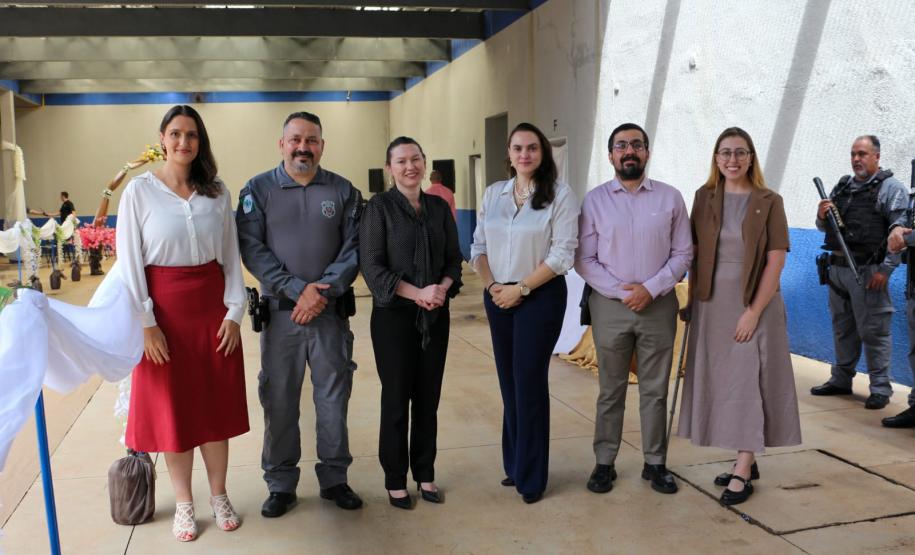 Autoridades posam para retrato.