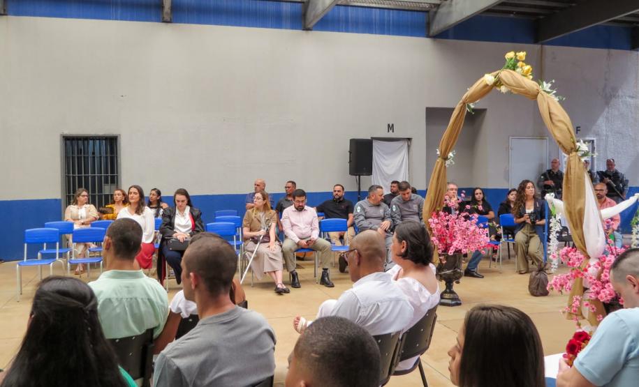 Plano aberto da cerimônia mostra convidados e a decoração.