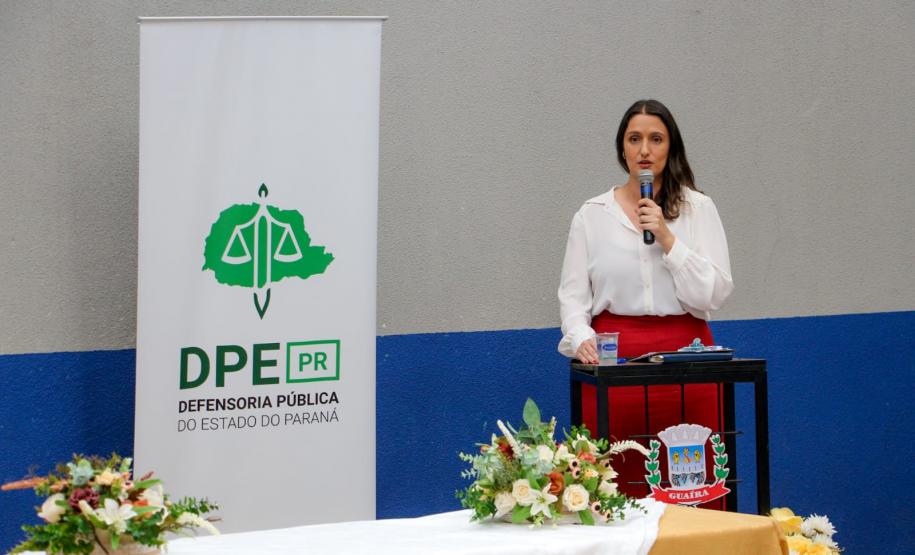 A defensora pública Mariana Montovani discursa para os presentes.