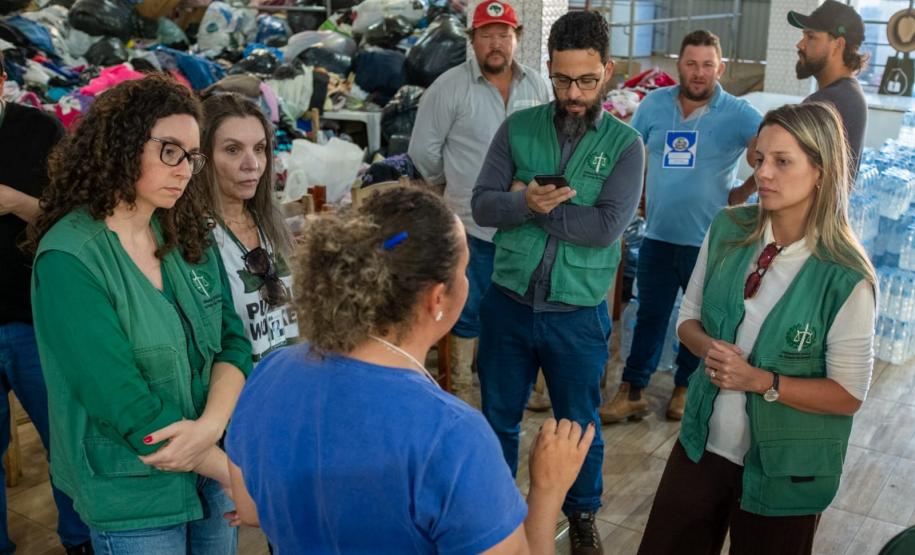 Defensores conversam com equipe de voluntários no centro emergencial de atendimento aos atingidos pelo tornado.