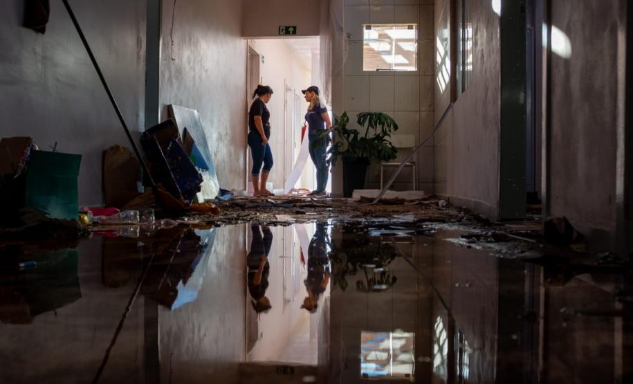 Imagem mostra os estragos causados pelo tornado no interior da escola da APAE.