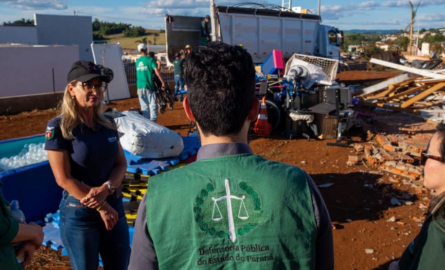 Imagem mostra defensor público de costas em reunião com equipe da APAE, uma das escolas atingidas pelo tornado.