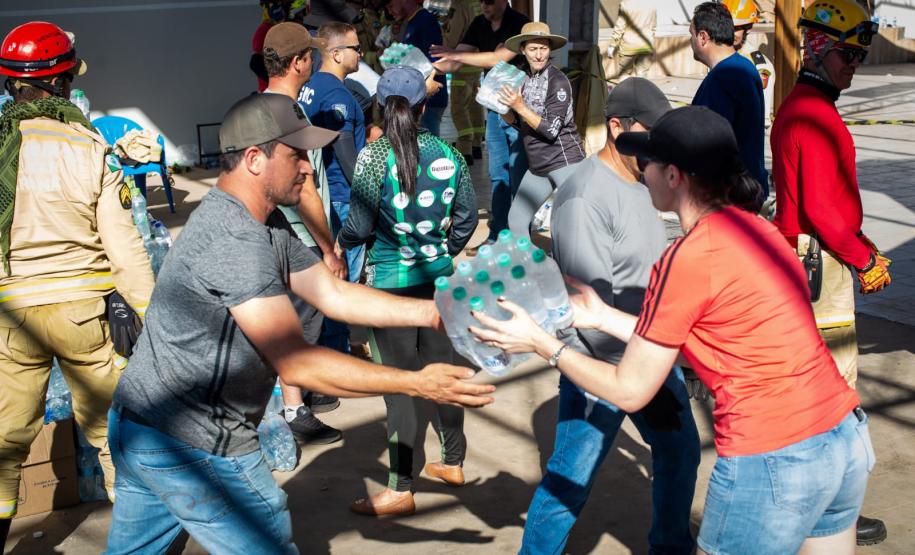 Imagem mostra voluntários separando itens doados.