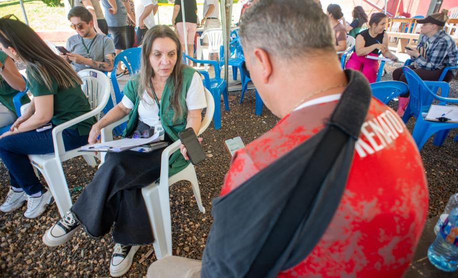 Defensora Pública atende homem com tipoia vítima do tornado.