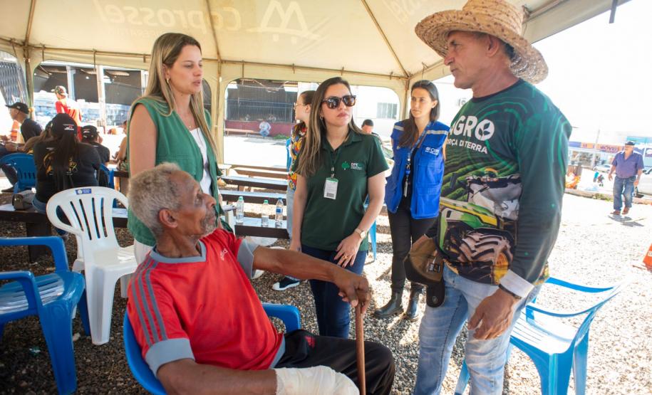 Defensora pública realiza atendimento a uma família. fa