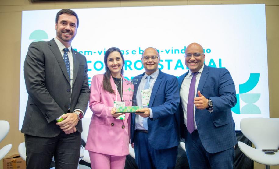 Imagem mostrar os vencedores do Encontro de Teses da DPE-PR