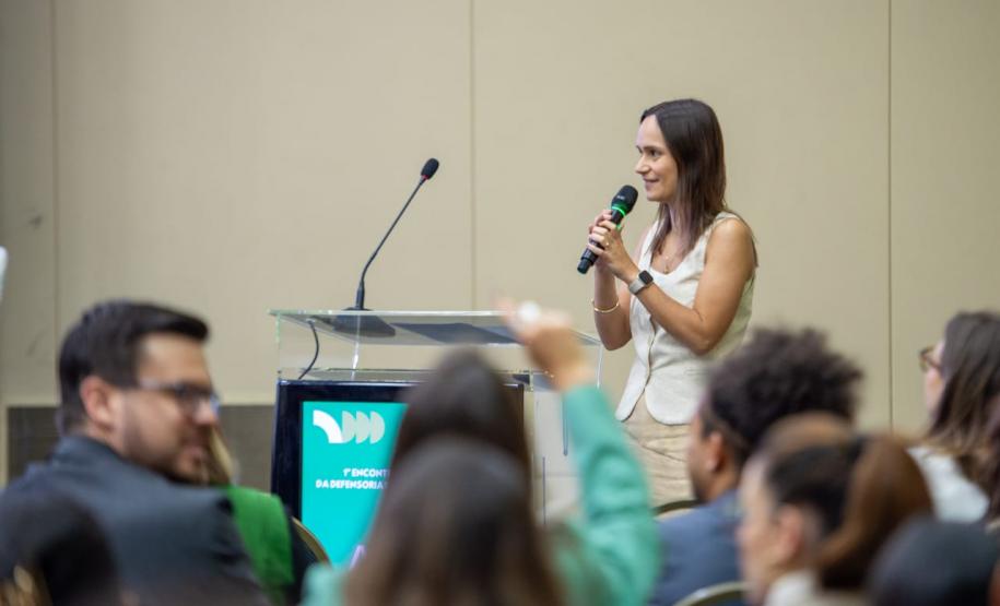 Primeira subdefensora pública-geral Lívia Brodbeck fala ao microfone no segundo dia do Encontro Estadual da Defensoria Pública do Paraná.