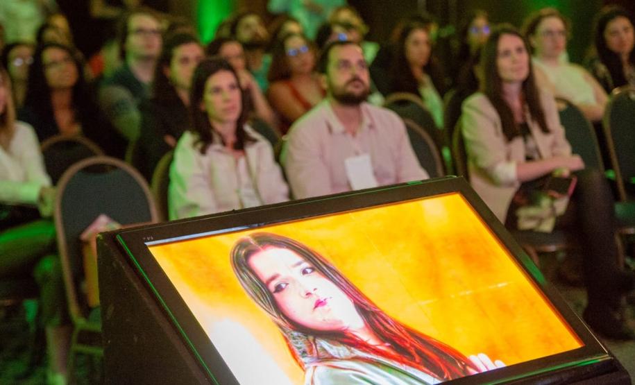 Apresentação do documentário da DPE-PR durante o Segundo dia do Encontro Estadual da Defensoria Pública do Paraná.